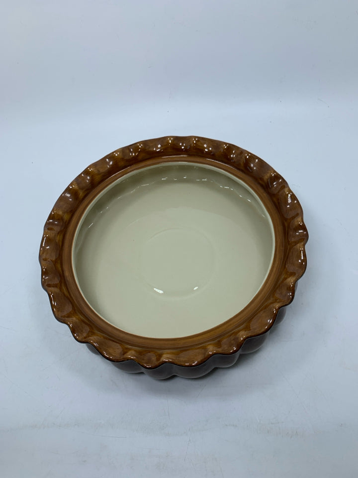 LIGHT BROWN SHALLOW RIBBED DISH W/ LID.