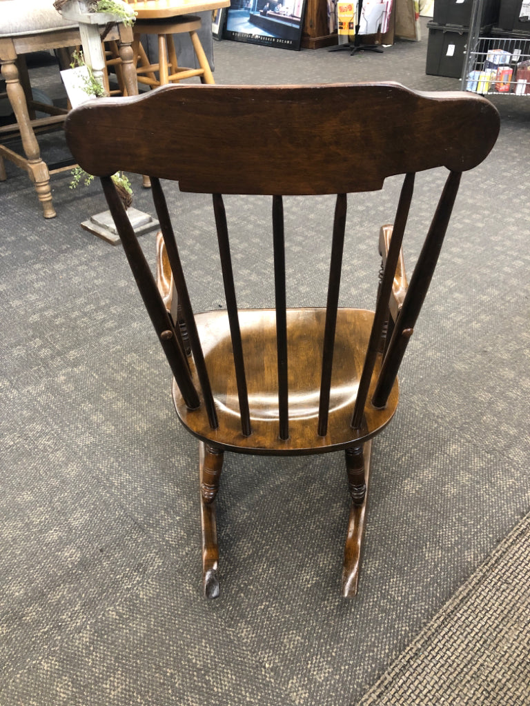 DK WOOD CHILDRENS ROCKING CHAIR.