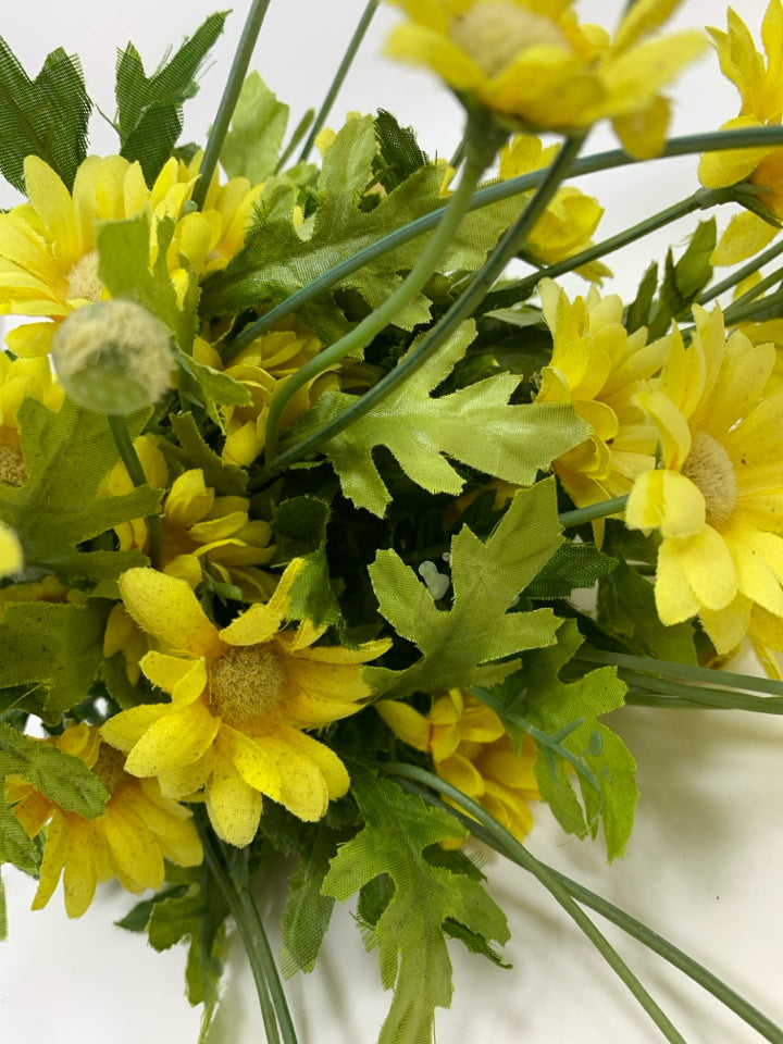 FAUX DAISY BOUQUET.