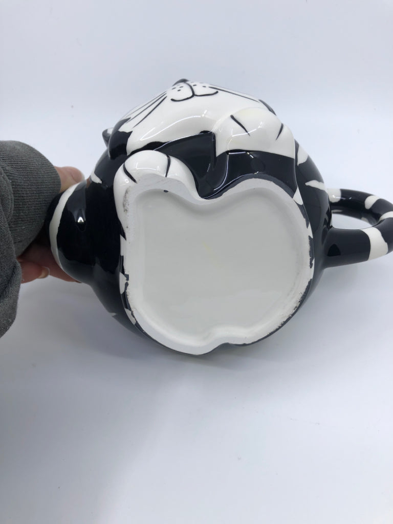 NIB BLACK/WHITE CAT TEAPOT.