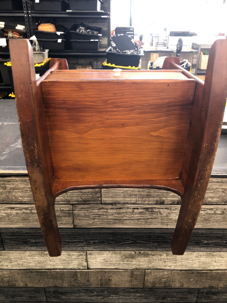 VTG ROCKING CHAIR DECOR W/DRAWER.