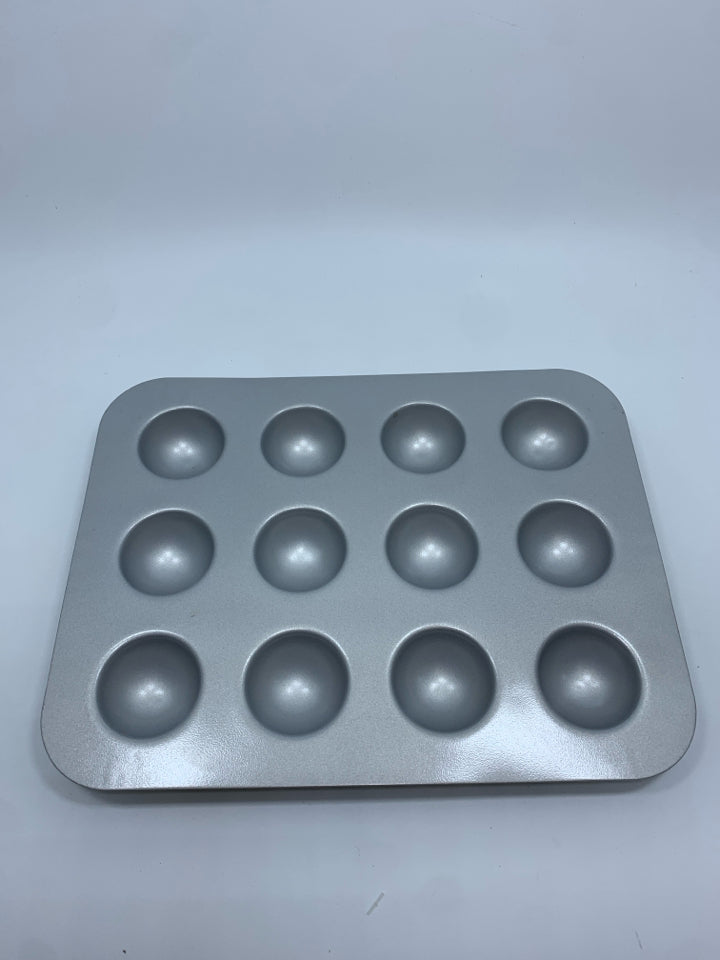 12-SLOT DONUT-HOLE PAN.