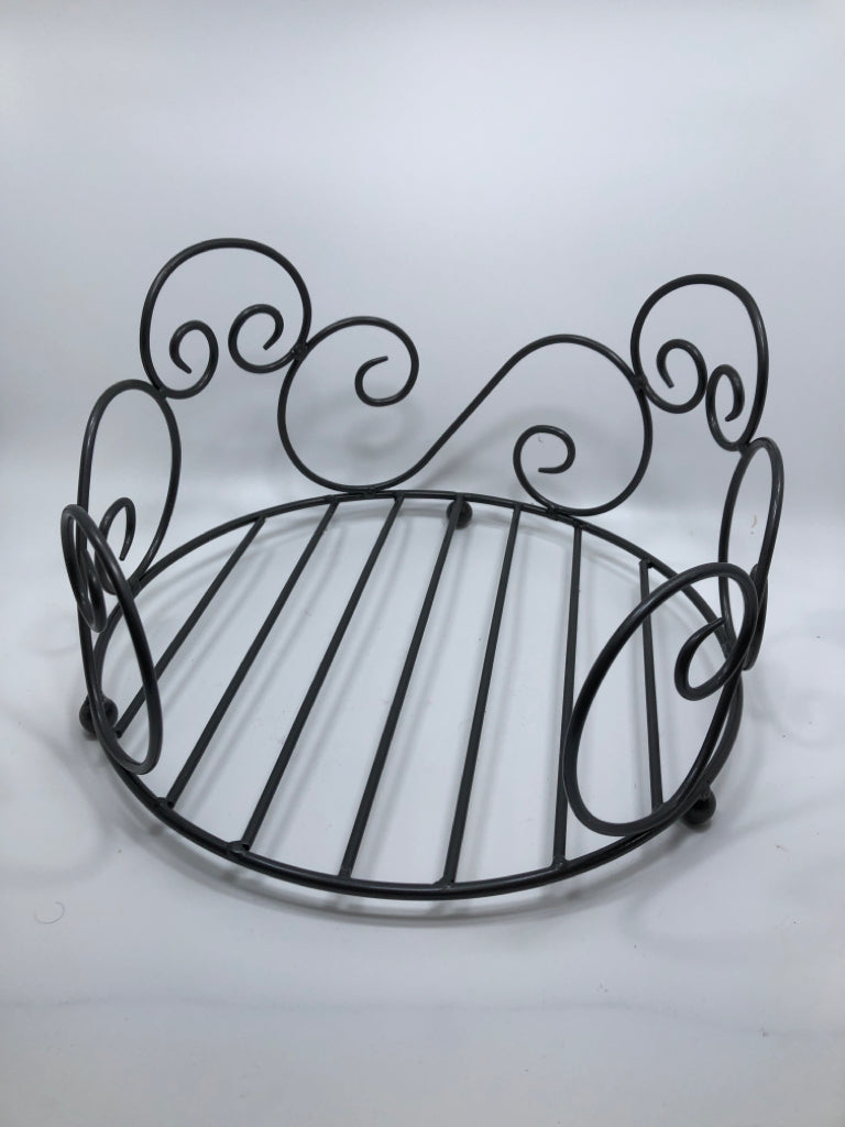 METAL SCROLL DINNER PLATE HOLDER.