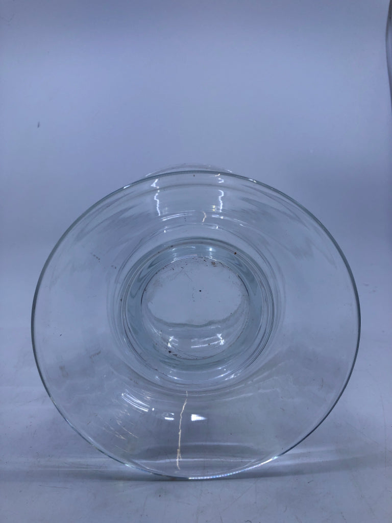 FOOTED CLEAR GLASS PILLAR CANDLE HOLDER.