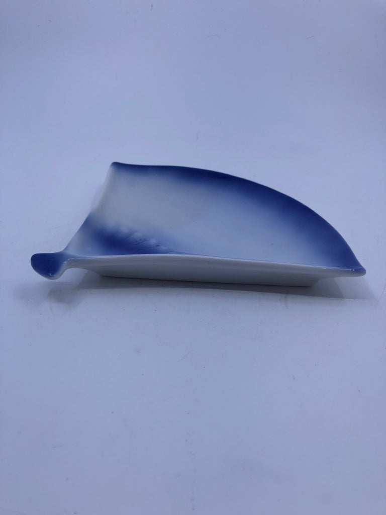 8PC VINTAGE FAN SHAPED APPETIZER SET- WHITE AND BLUE.