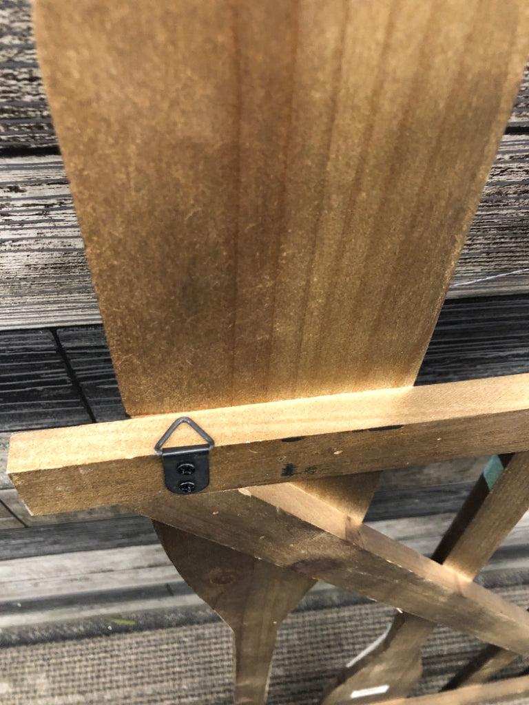 PAINTED WOODEN OAR WALL-HANGING.