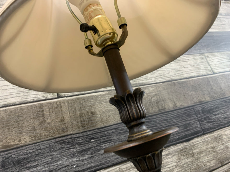 BRONZE TABLE LAMP W/TAN SHADE.