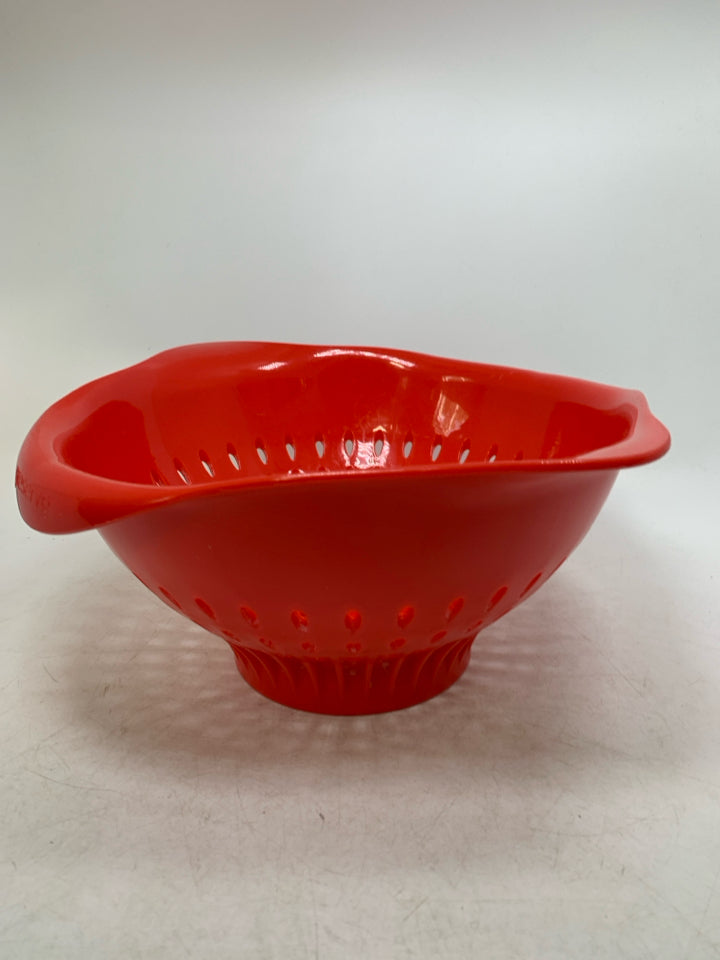 RECYCLED PLASTIC COLLANDER.