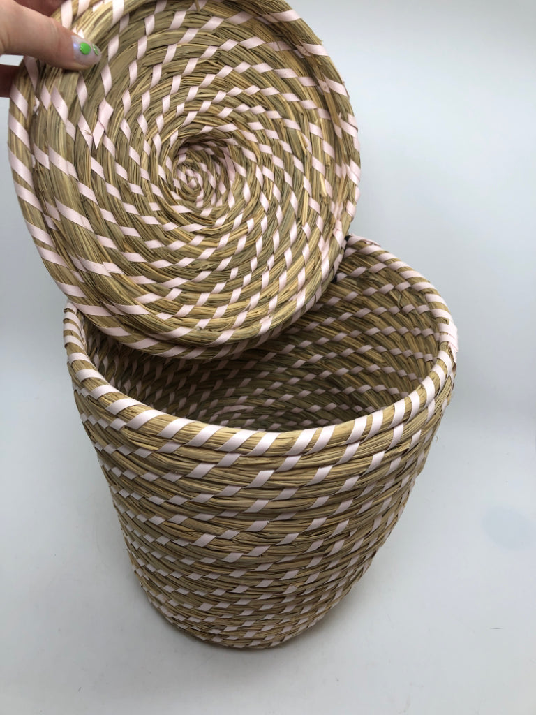 LIGHT WOVEN BASKET W/LID.