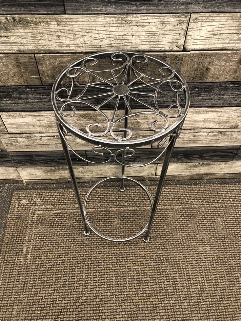 DISTRESSED GRAY PLANT STAND.