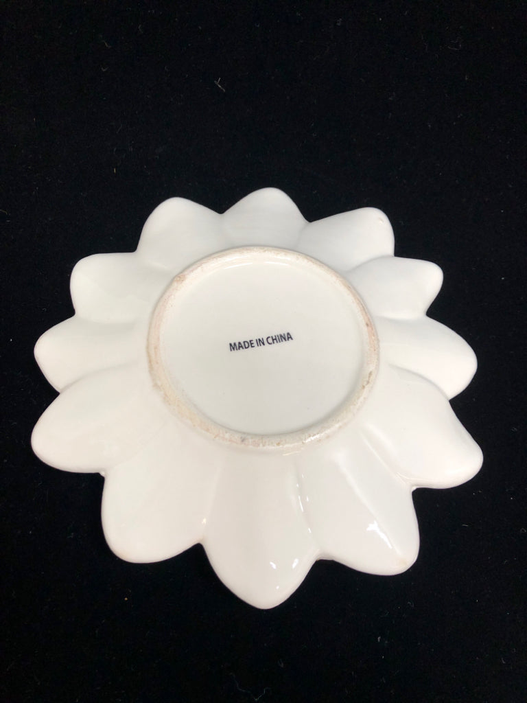 BEE & FLOWER CATCH-ALL TRAY.