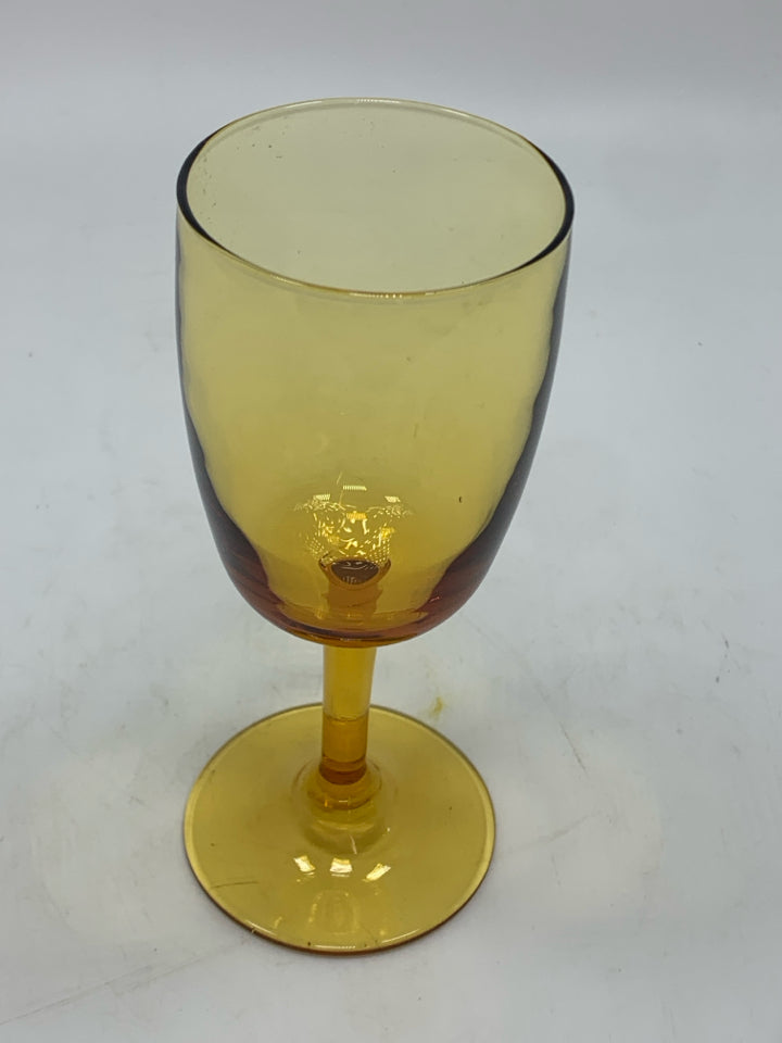 4 SHORT AMBER GLASS WINE GOBLETS.