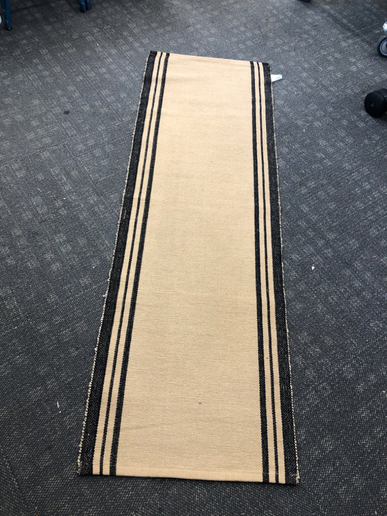 JUTE RUG RUNNER W/BLACK BORDER.