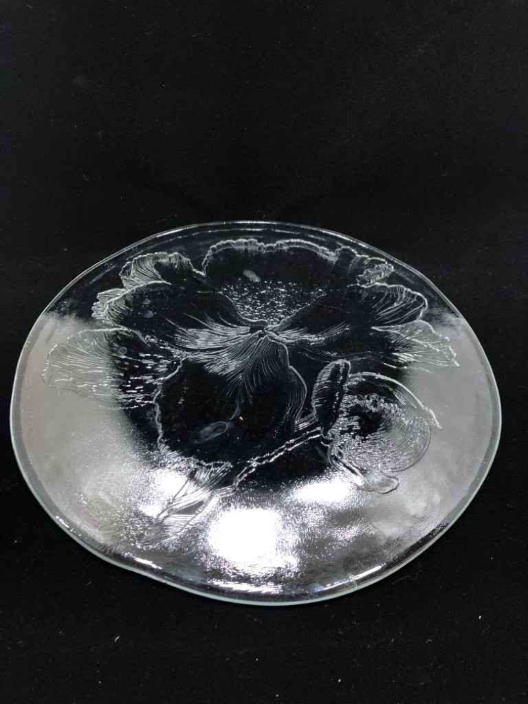 FLOWER EMBOSSED GLASS SERVING PLATE.