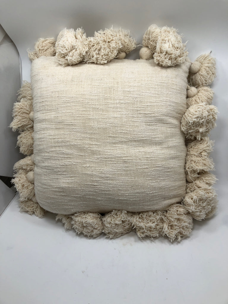 CREAM PILLOW W/TASSELS.