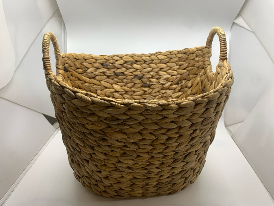 BOHO WOVEN BASKET.