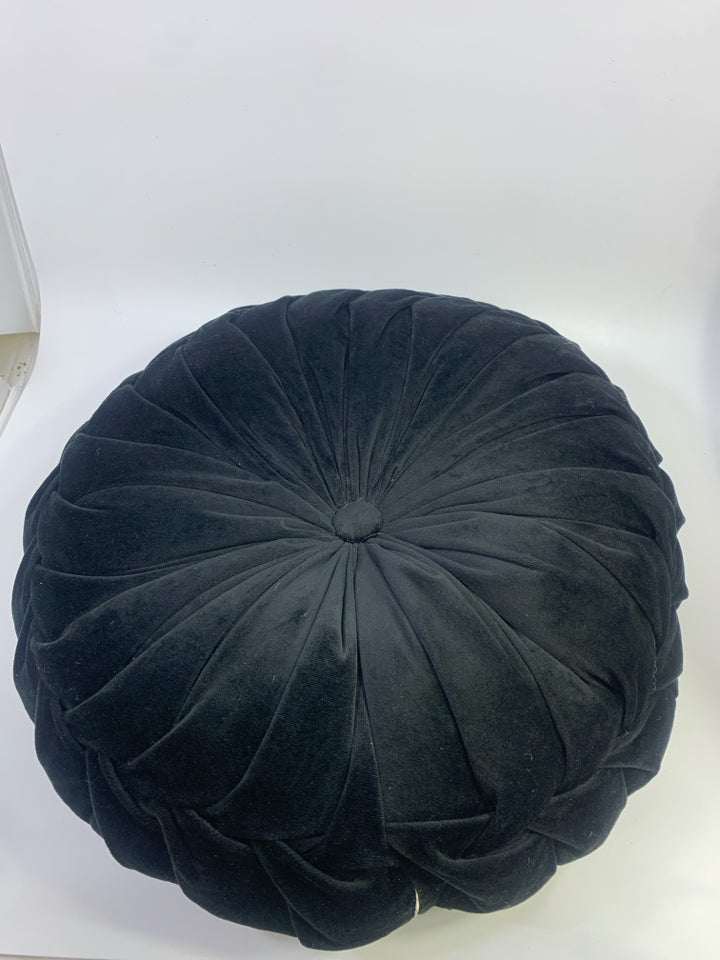 BLACK TUFTED ROUND PILLOW.