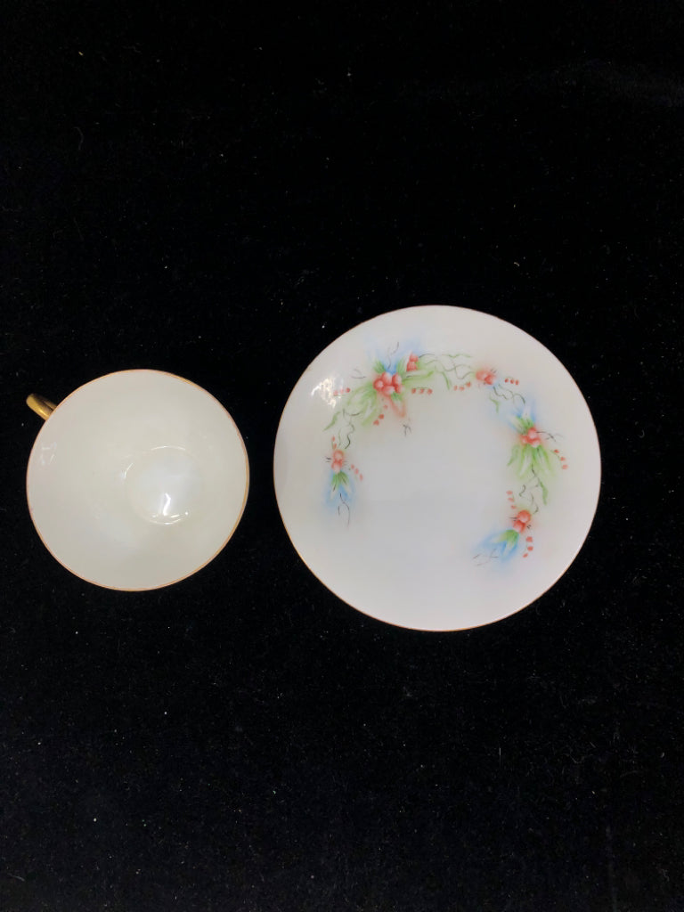 VTG TEACUP/SAUCER WHITE W RED BERRIES LHS.