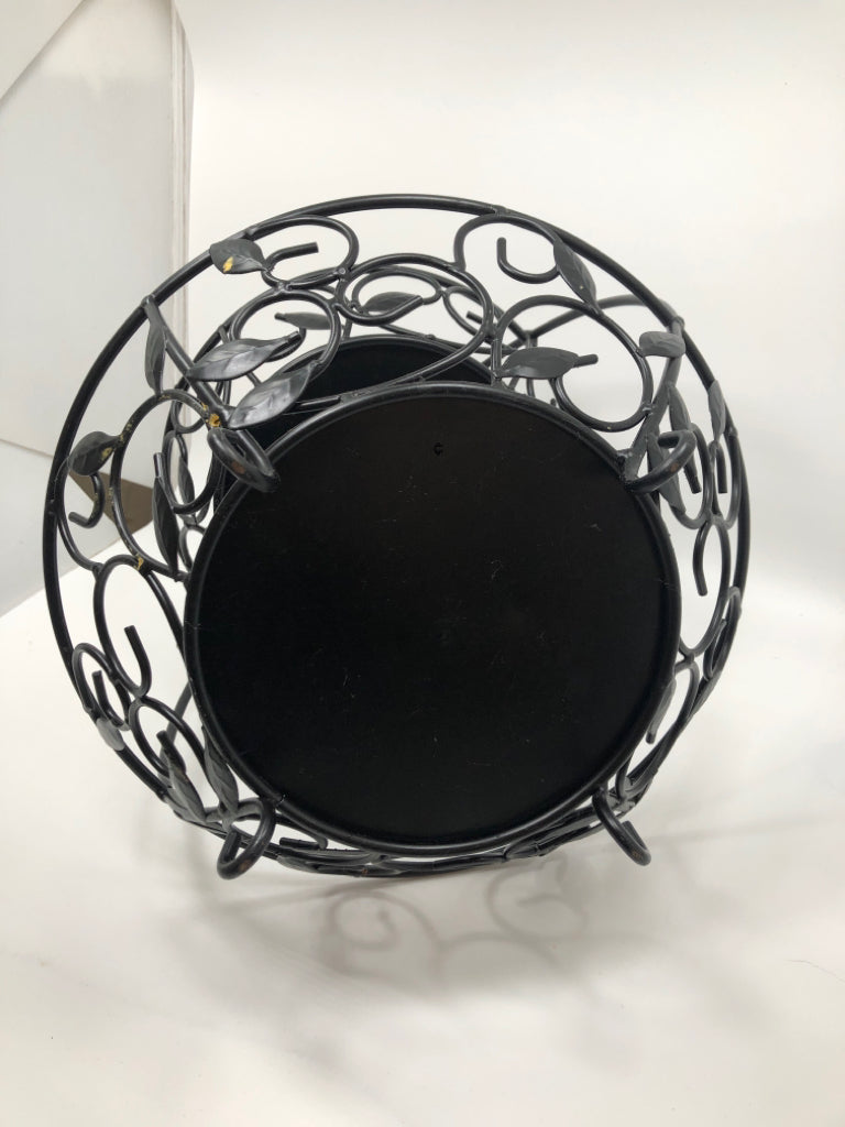 2-TIER FRUIT BASKET W/METAL LEAVES.