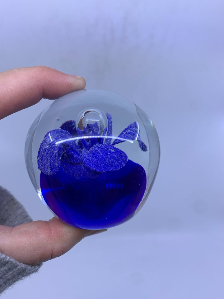 BLUE FLOWER PAPERWEIGHT BALL.