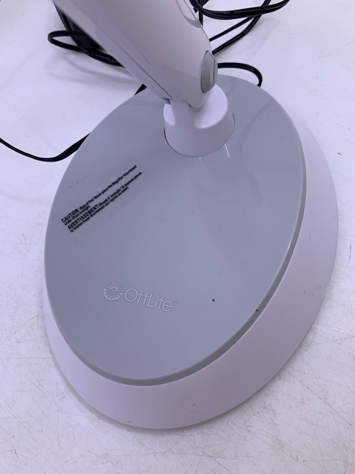 MAGNIFY/CRAFT ADJUSTABLE LAMP.