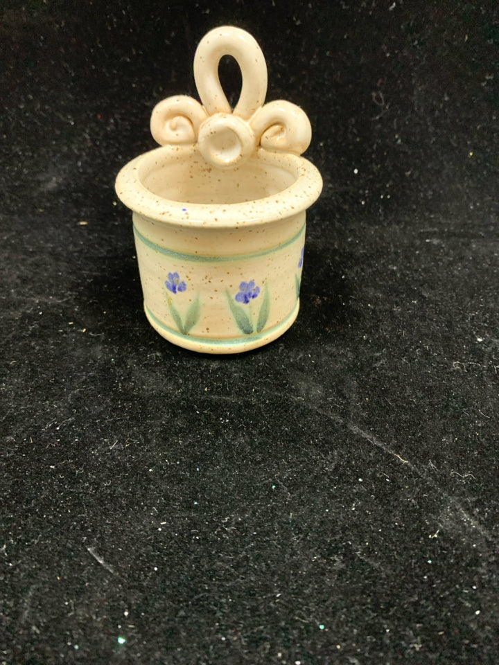 MINI SPECKLED POTTERY HANGING VASE W/ SMALL BLUE FLOWERS.