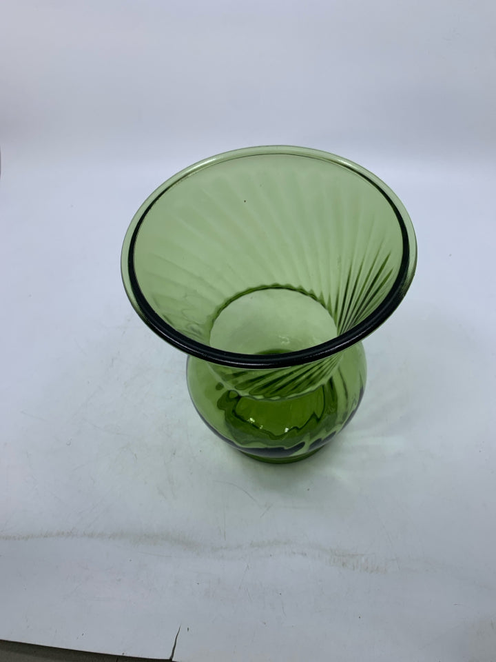 FOOTED GLASS VASE W/ RIBBED TOP.