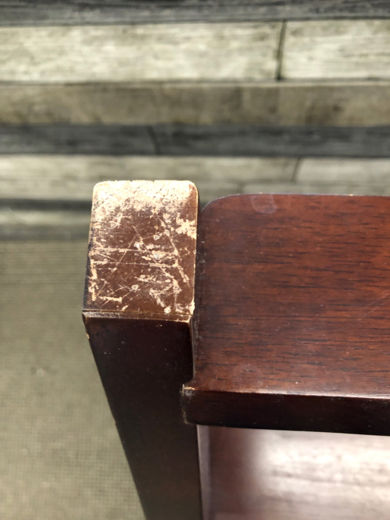 DK WOOD CHAIR/STEP LADDER *MINOR WEAR.