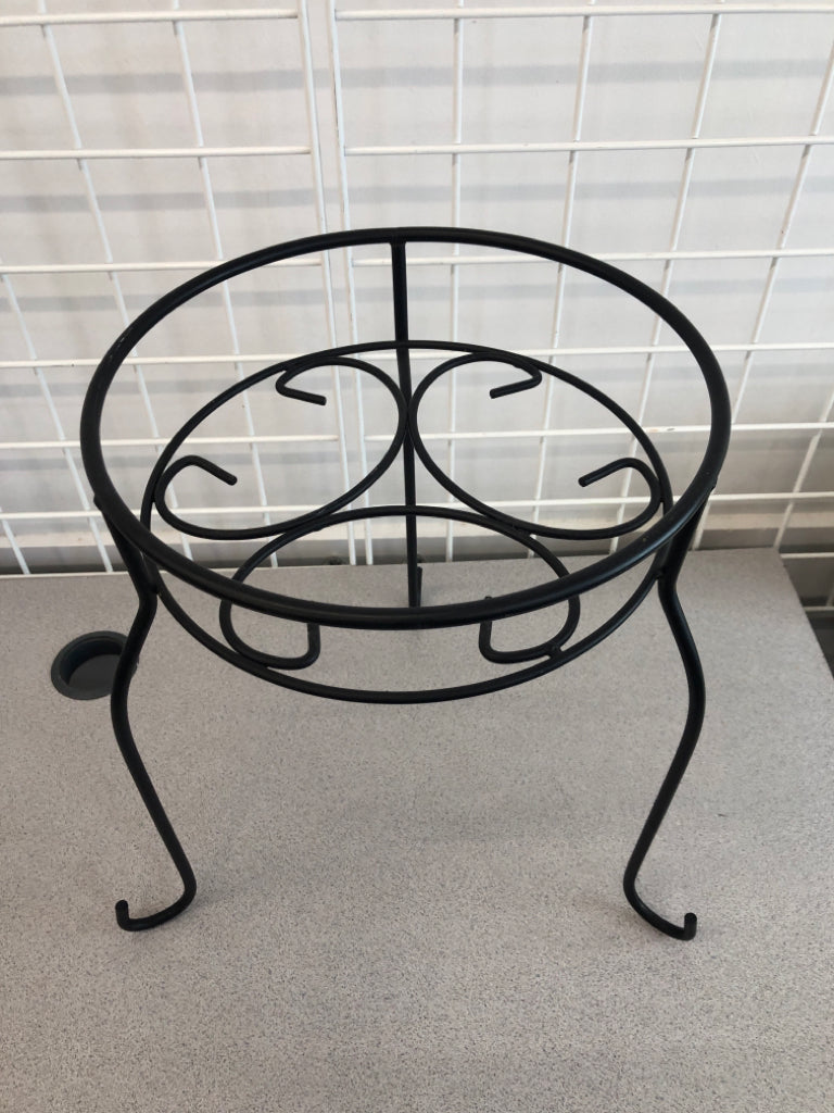 SHORT METAL PLANT STAND.