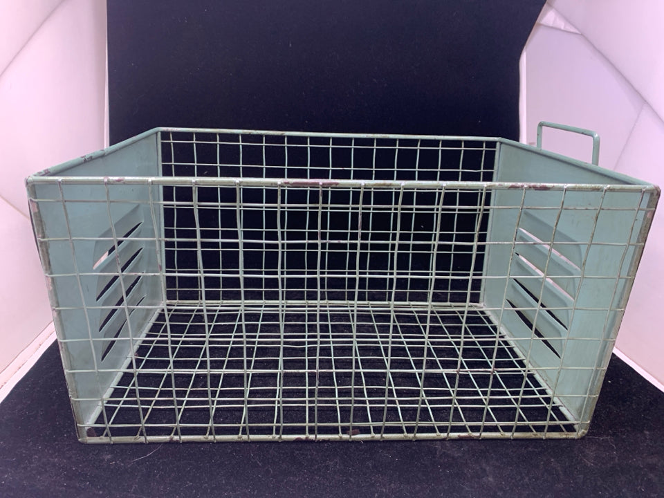 GREEN DISTRESSED WIRE BASKET W HANDLES.