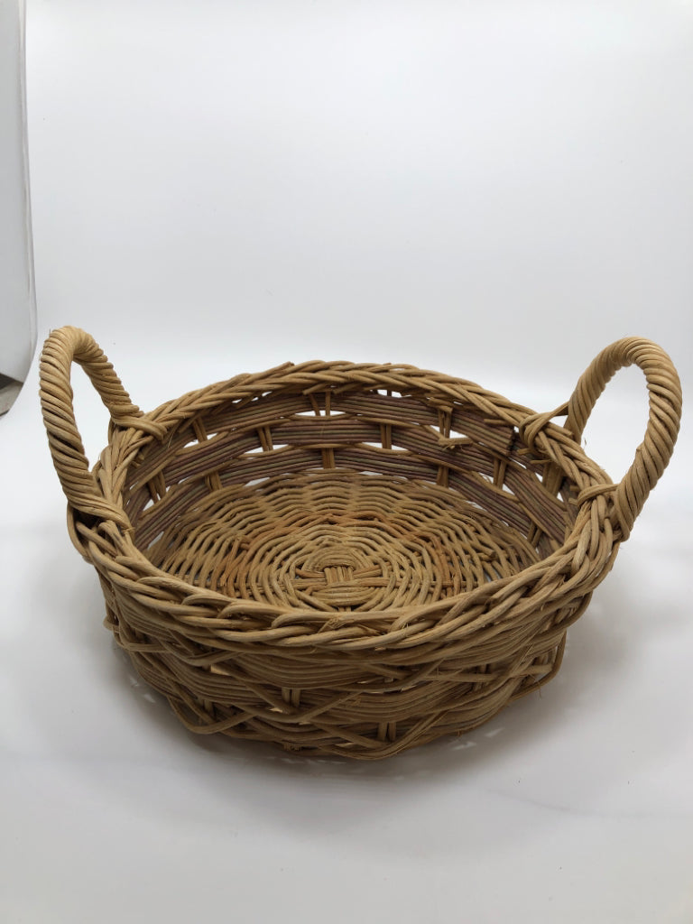 ROUND WICKER BASKET TRAY W/HANDLES.