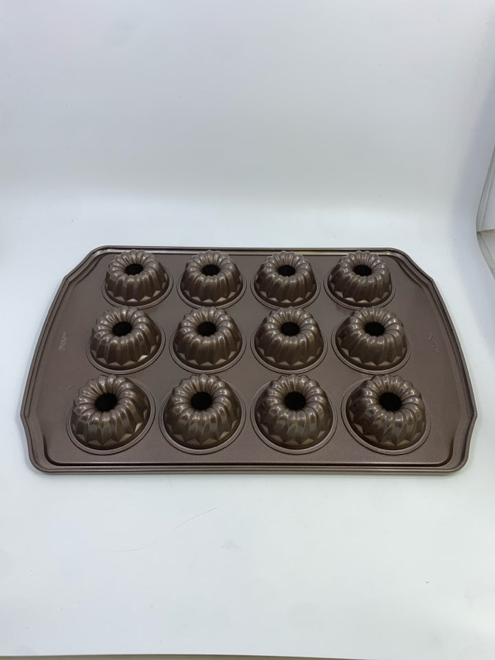 WILTON MINI BUNDT PAN.