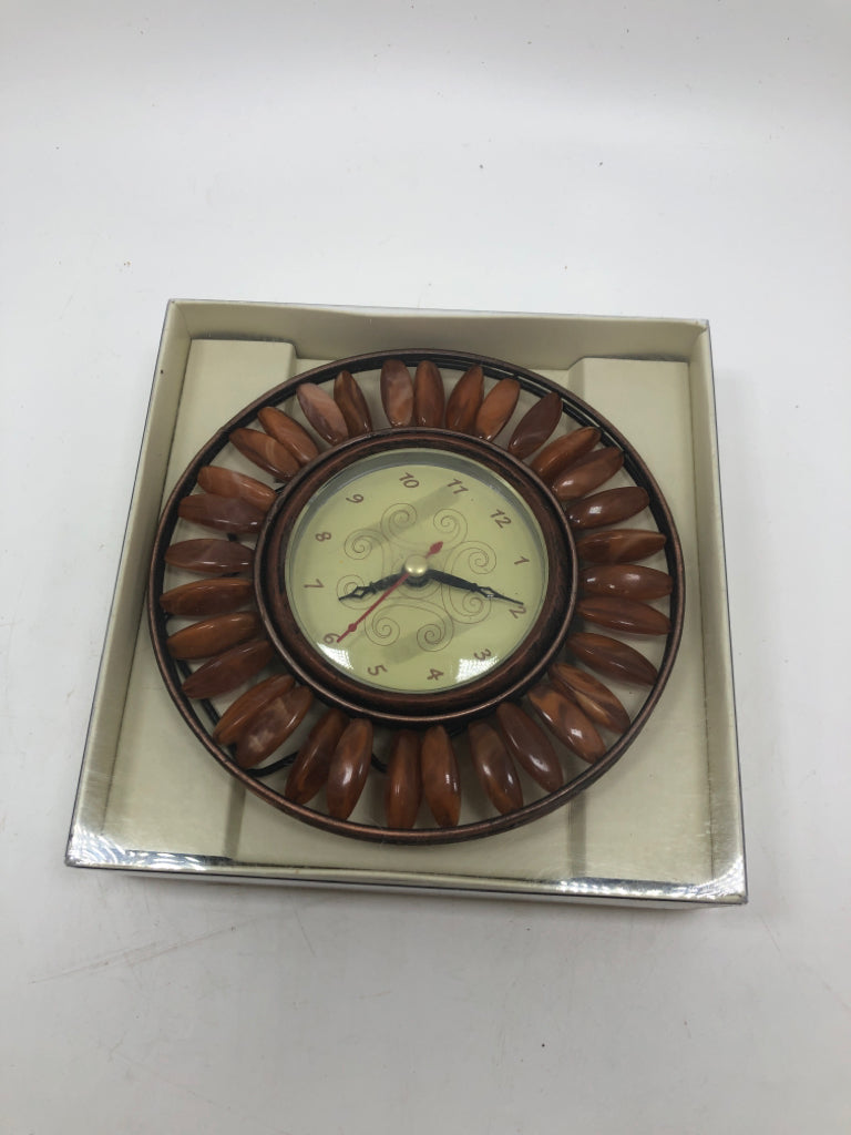 NIP PRECISION QUARTZ MOVEMENT DESKTOP CLOCK.