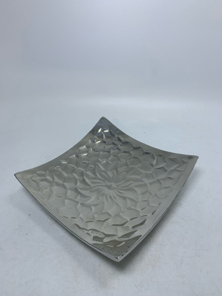 LIFTED EDGES METAL ISAAC MIZRAHI TEXTURED SQUARE BOWL.