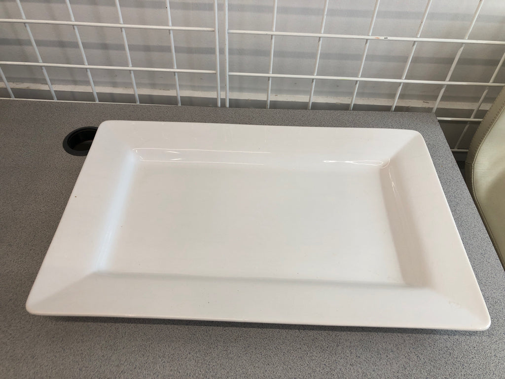 WHITE RECTANGULAR CENTERPIECE TRAY.