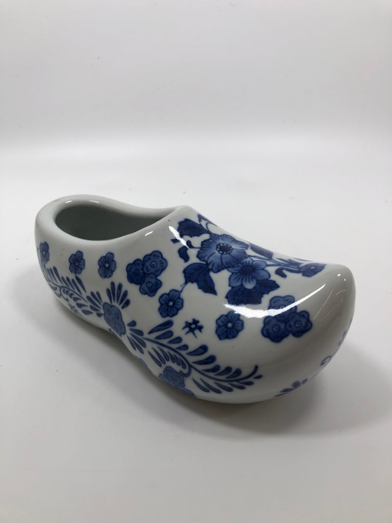 BLUE FLORAL PORCELAIN CLOG PLANTER.