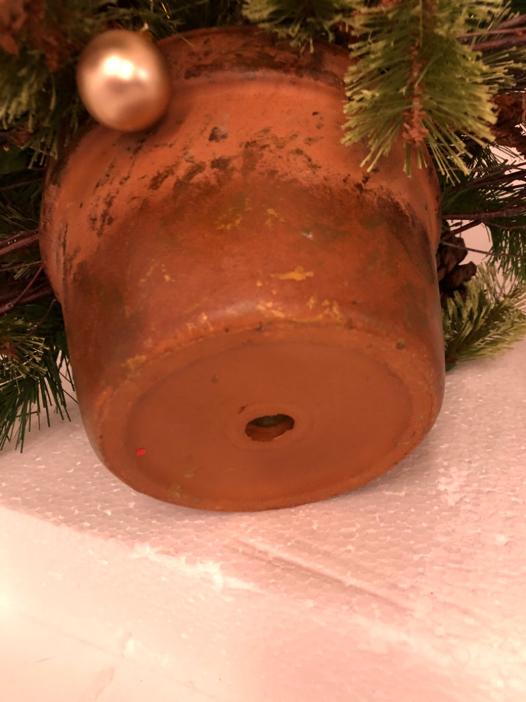 DECORATIVE CHRISTMAS ARRANGEMENT.