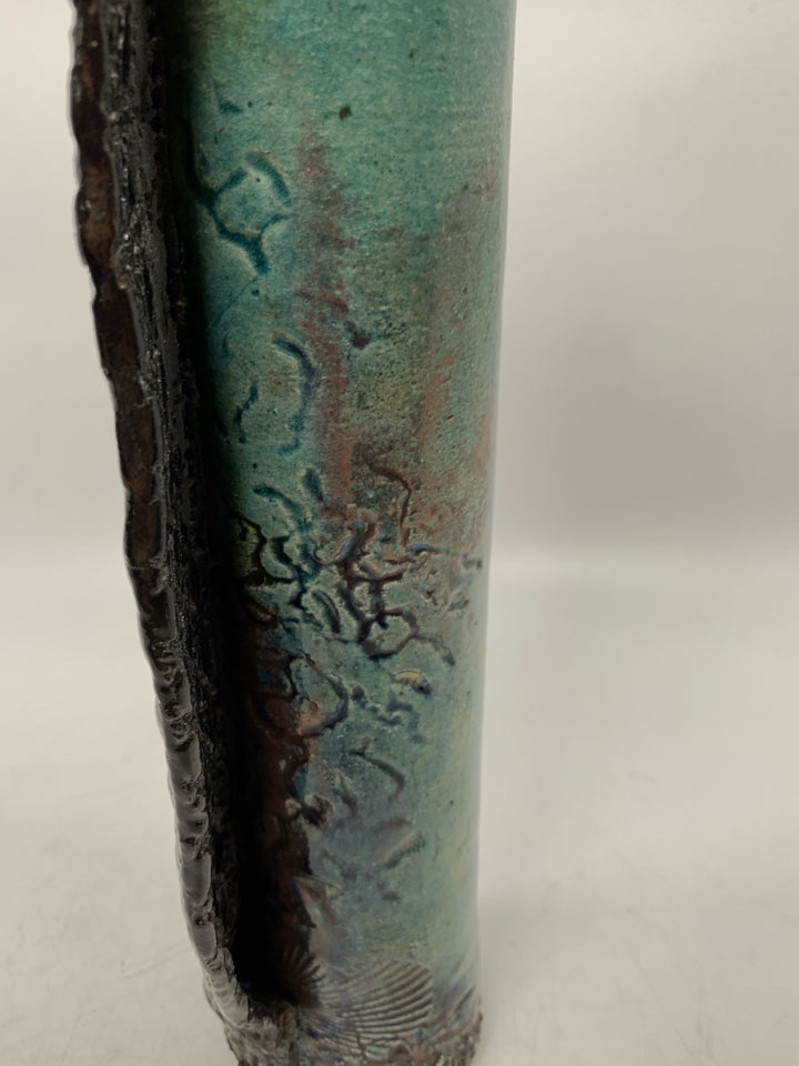 ABSTRACT TEAL/BLACK DETAILED VASE.