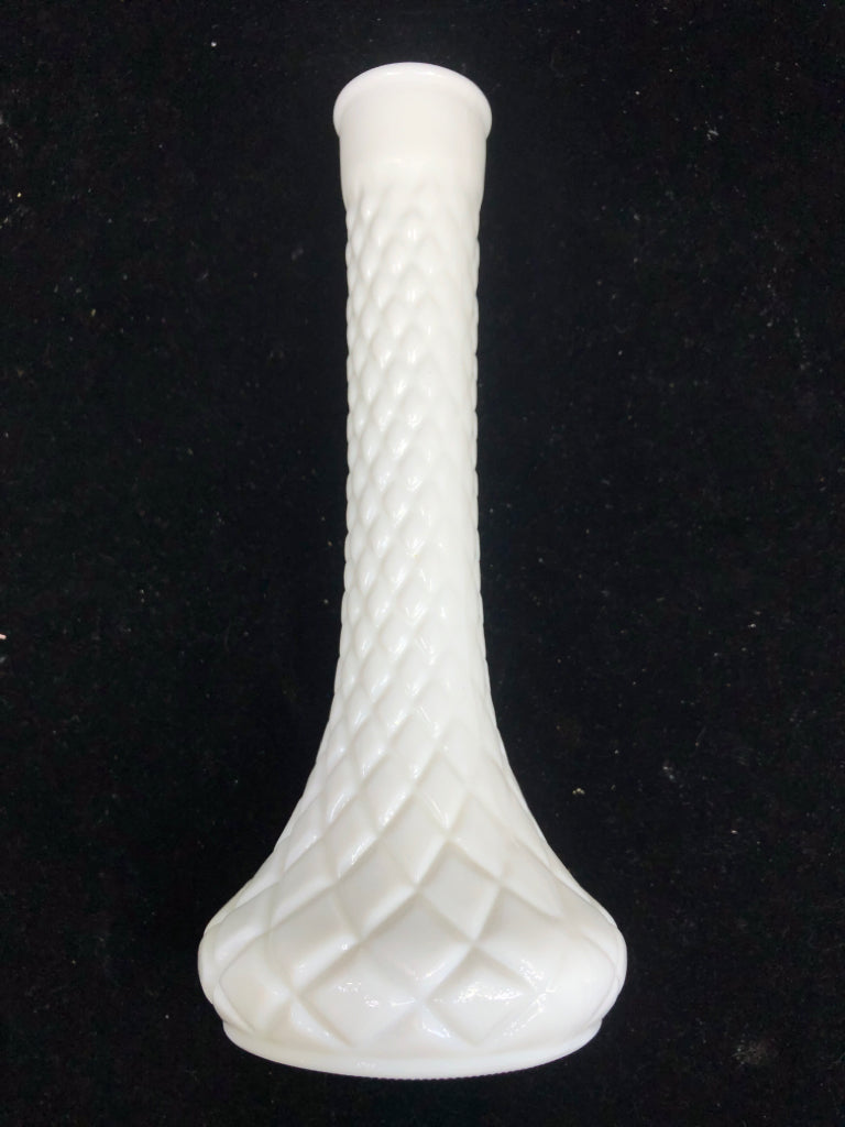VTG DIAMOND PATTERN SKINNY BUD VASE.