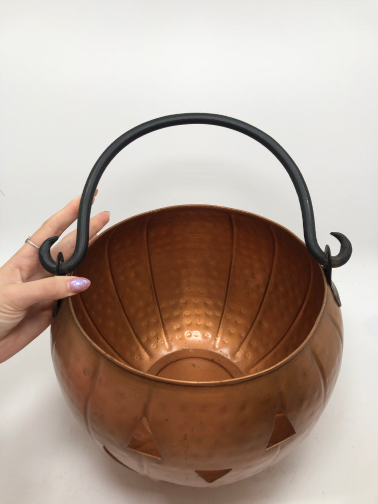METAL PUMPKIN BUCKET W/HEAVY METAL HANDLE.