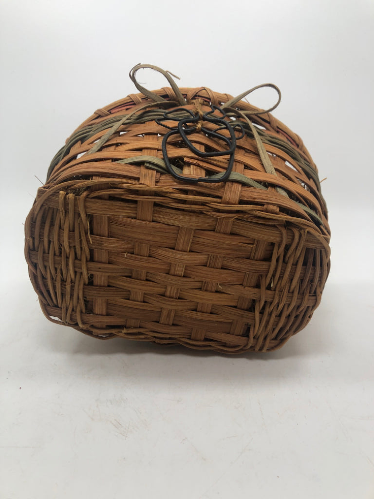 SM WICKER BASKET W/GREEN BOW & APPLE CHARMS.
