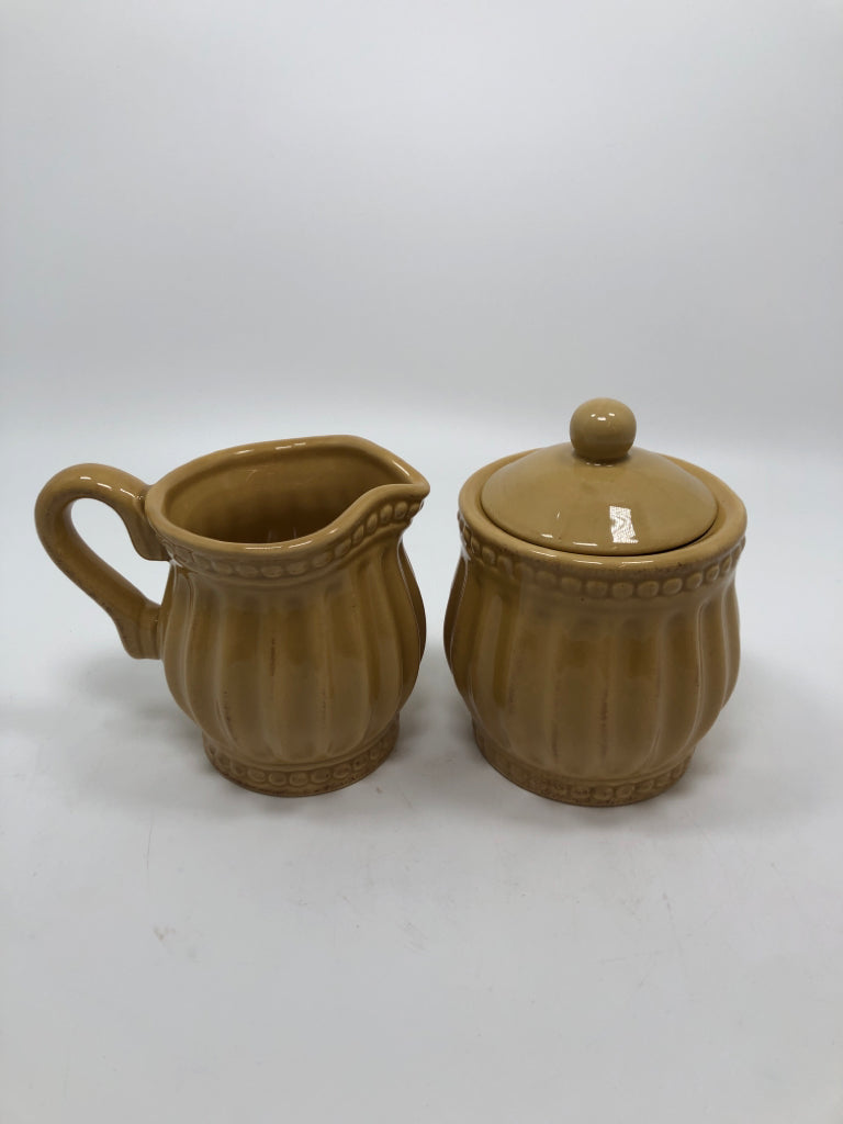 TAN RIBBED SUGAR/CREAMER SET.