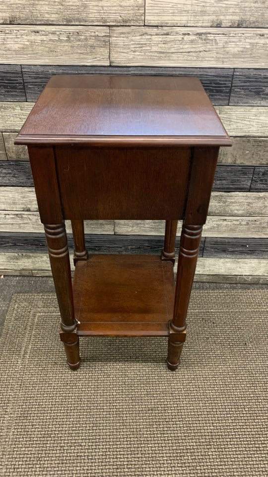 DK WOOD SIDE TABLE W/DRAWER.