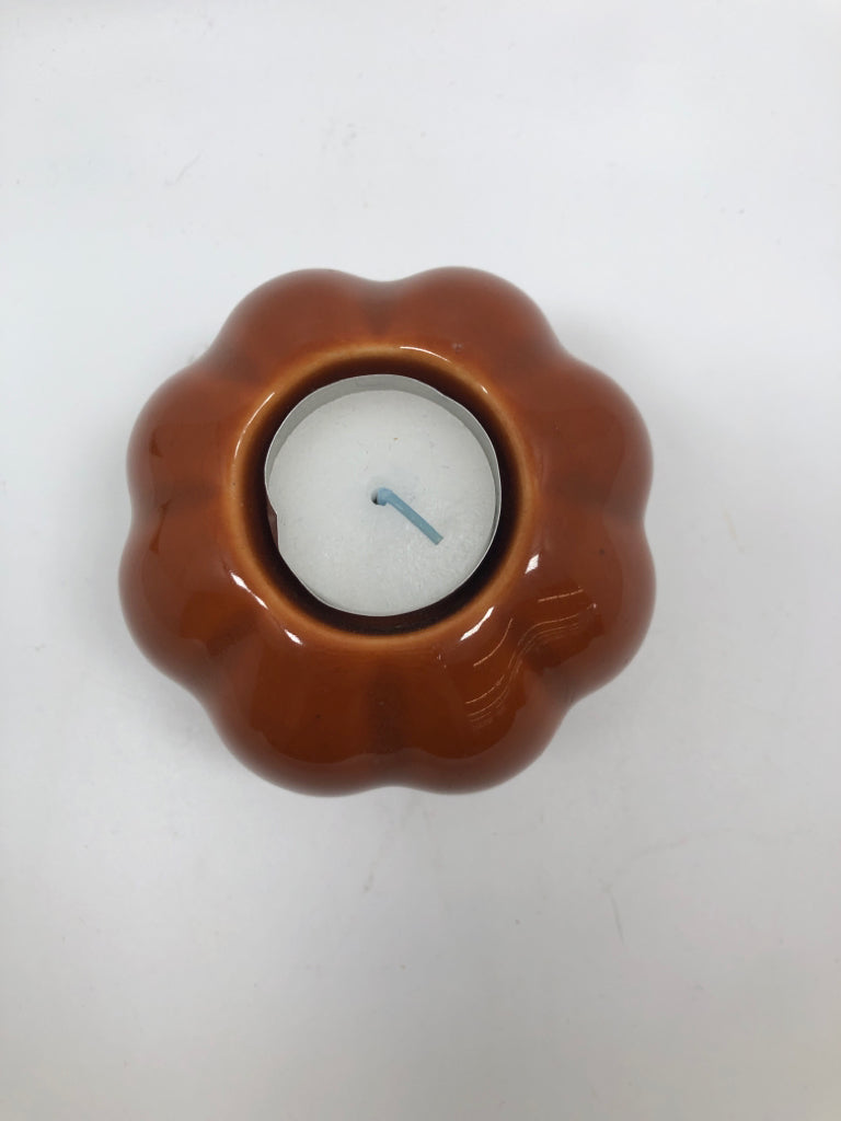 ORANGE CERAMIC PUMPKIN TEALIGHT HOLDER ON WOOD PEDESTAL.