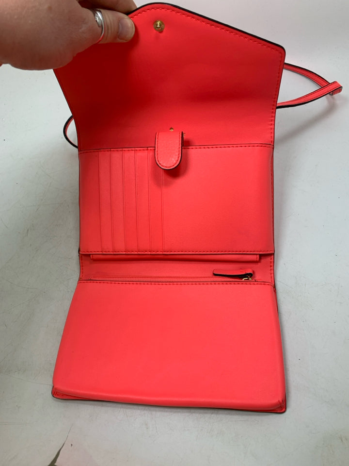 Winni Wakefield Lane Crossbody Suprise Coral