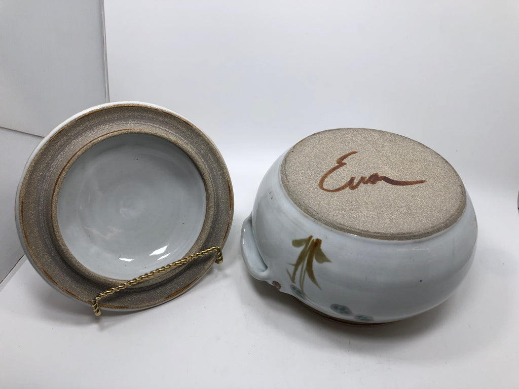 GREEN FLOWER STONEWARE CASSEROLE DISH W/LID.
