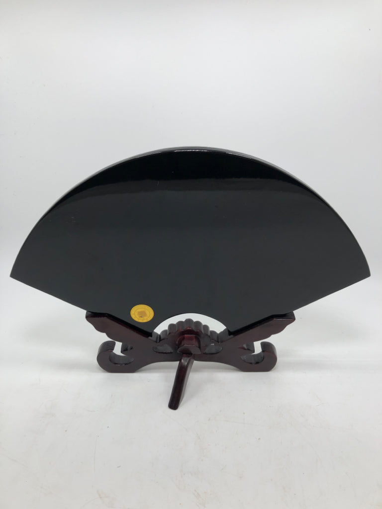 VTG YANGZHOU MOTHER OF PEARL FAN-SHAPED LACQUER SCREEN ON STAND.