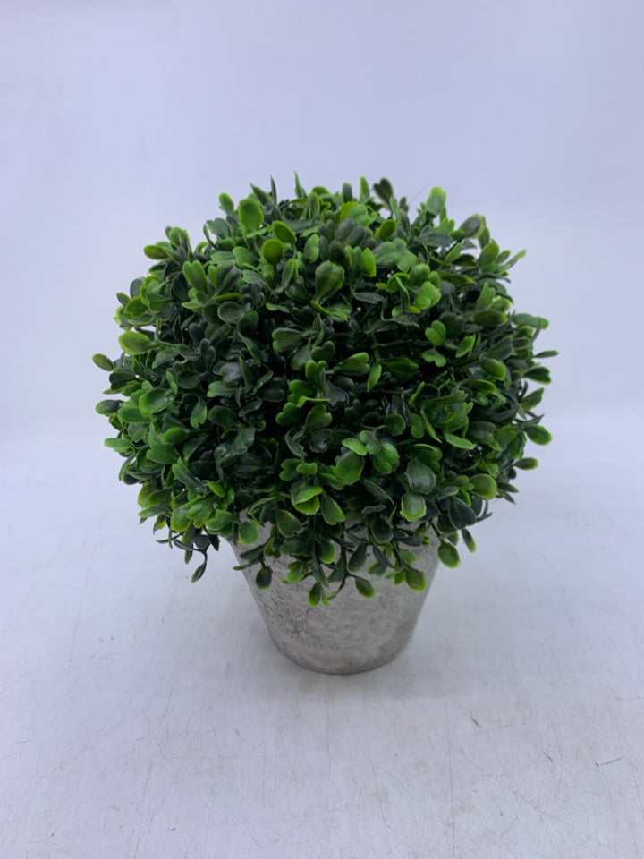 FAUX GREY CEMENT PLANTER W/ GREENS BULB.