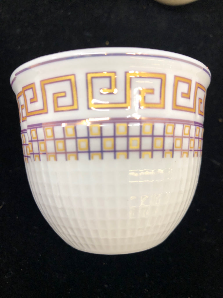 10 CERAMIC SAUCE CUPS W/GOLD GEOMETRIC DESIGN.