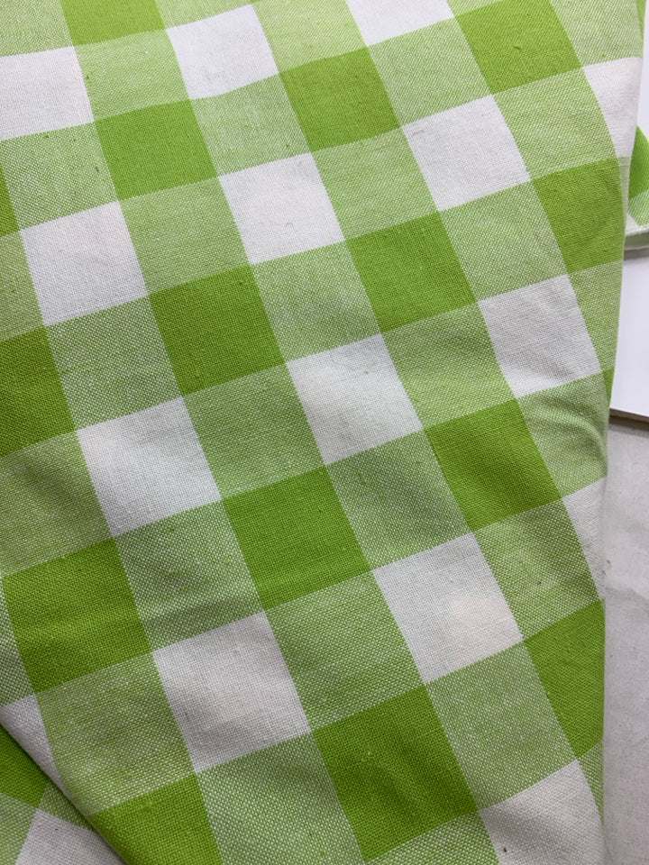 LARGE GREEN PICNIC STYLE ROUND TABLE CLOTH.